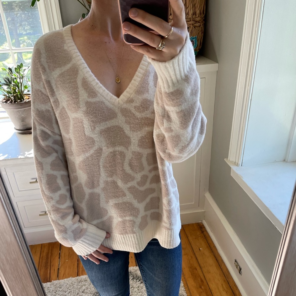 Loft v-neck animal print sweater. - Picture 4 of 15